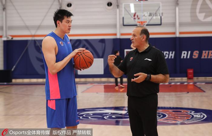 如何通过战术板改善篮球比赛中的防守策略_1